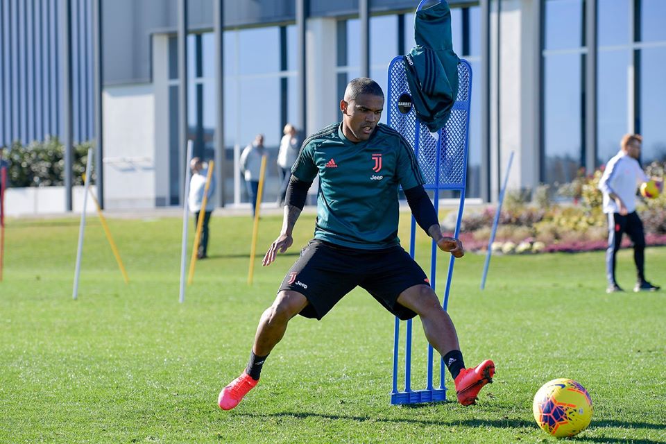 Douglas Costa sente lesão e pode desfalcar a Juventus na Liga dos Campeões