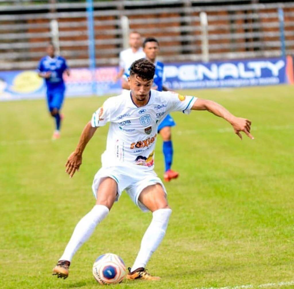 Jonathan marcou dois gols na vitória do Monte Azul sobre o Taubaté