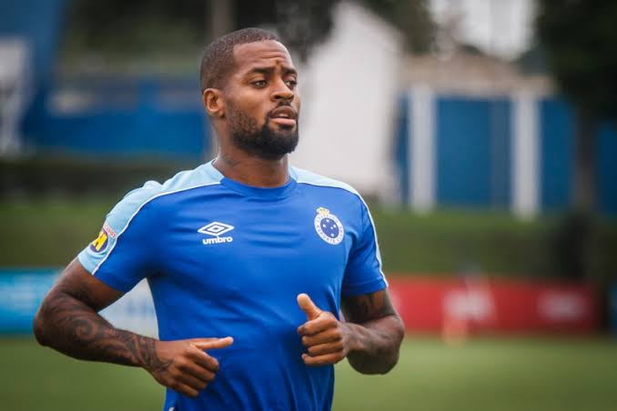 Sem acordo, zagueiro Dedé é liberado pelo Cruzeiro das atividades por 30 dias