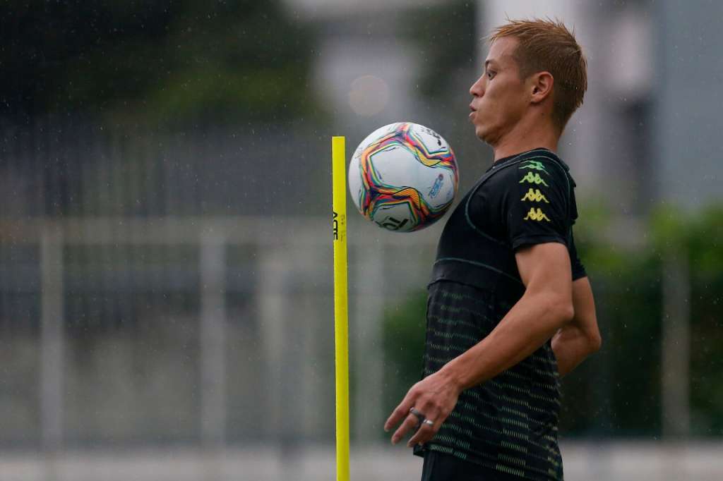 Honda treina pela primeira vez, mas estreia no Botafogo deve demorar três semanas