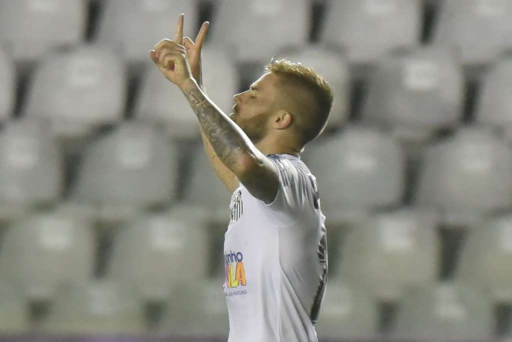 Sasha destaca superação do Santos em campo pesado com chuva: 'Vamos evoluindo'