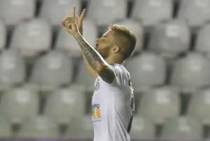 Sasha destaca superação do Santos em campo pesado com chuva: 'Vamos evoluindo'