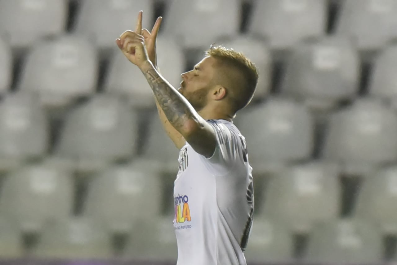 Sasha destaca superação do Santos em campo pesado com chuva: ‘Vamos evoluindo’