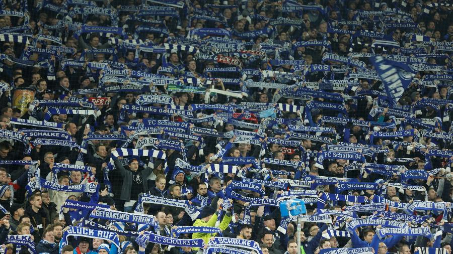 Schalke é multado em R$ 236 mil por cânticos racistas de sua torcida