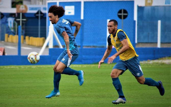 Valdívia vê espaço para melhorar no Avaí e foca em vaga na Copa do Brasil