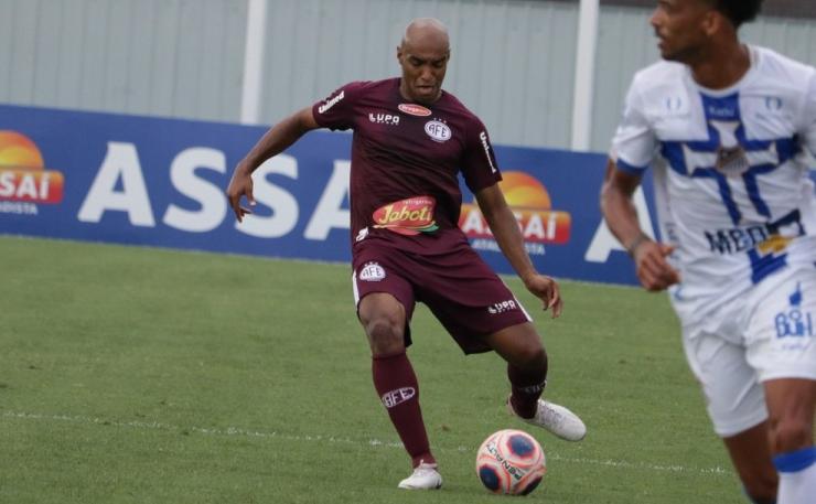 Carlão esquece má fase da Ferroviária e crava: “temos que buscar a vitória”