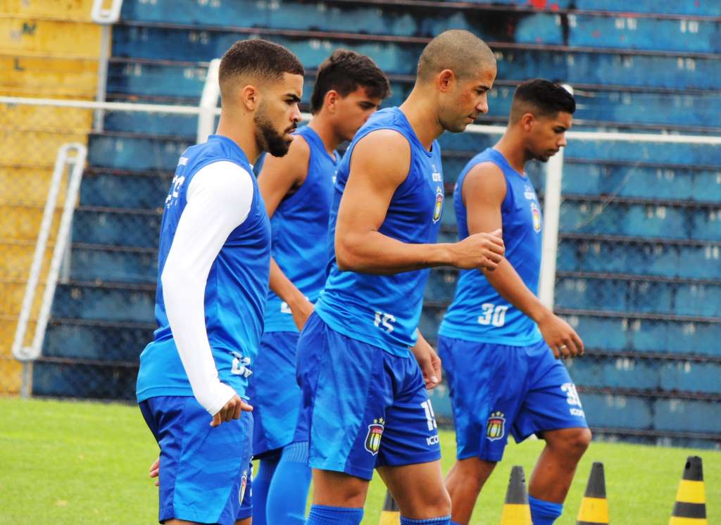 Jogadores do São Caetano se preparam para enfrentar o Red Bull (Foto: Fabrício Cortinove)