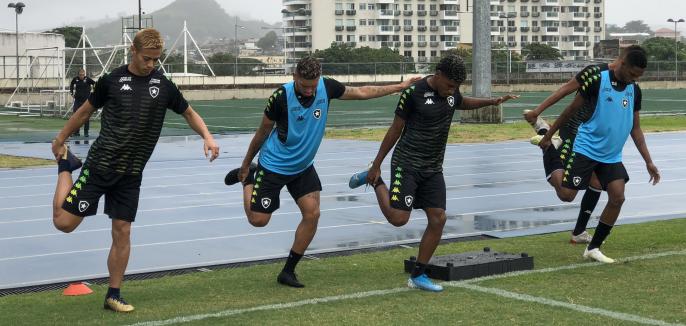 Em boa forma física, Honda demonstra toque de bola refinado em treino do Botafogo