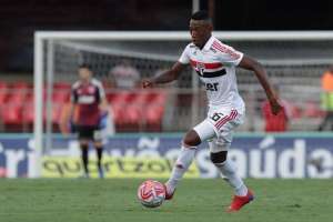 Paulistão: Lateral sofre pancada no tornozelo e deixa treino do São Paulo chorando