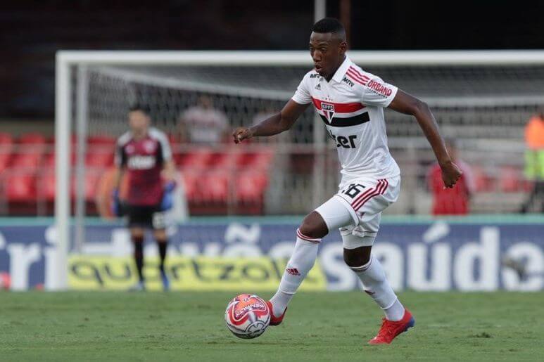 Paulistão: Lateral sofre pancada no tornozelo e deixa treino do São Paulo chorando
