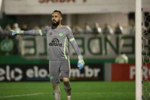 Pretendido pelo RB Bragantino, goleiro ex-Chape deve aparecer no Athletico-PR