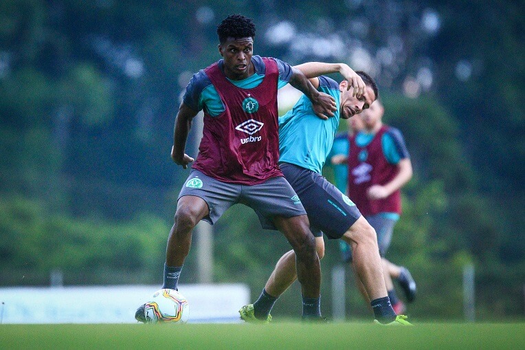 Catarinense: Volante rompe ligamento e desfalca Chapecoense por seis meses