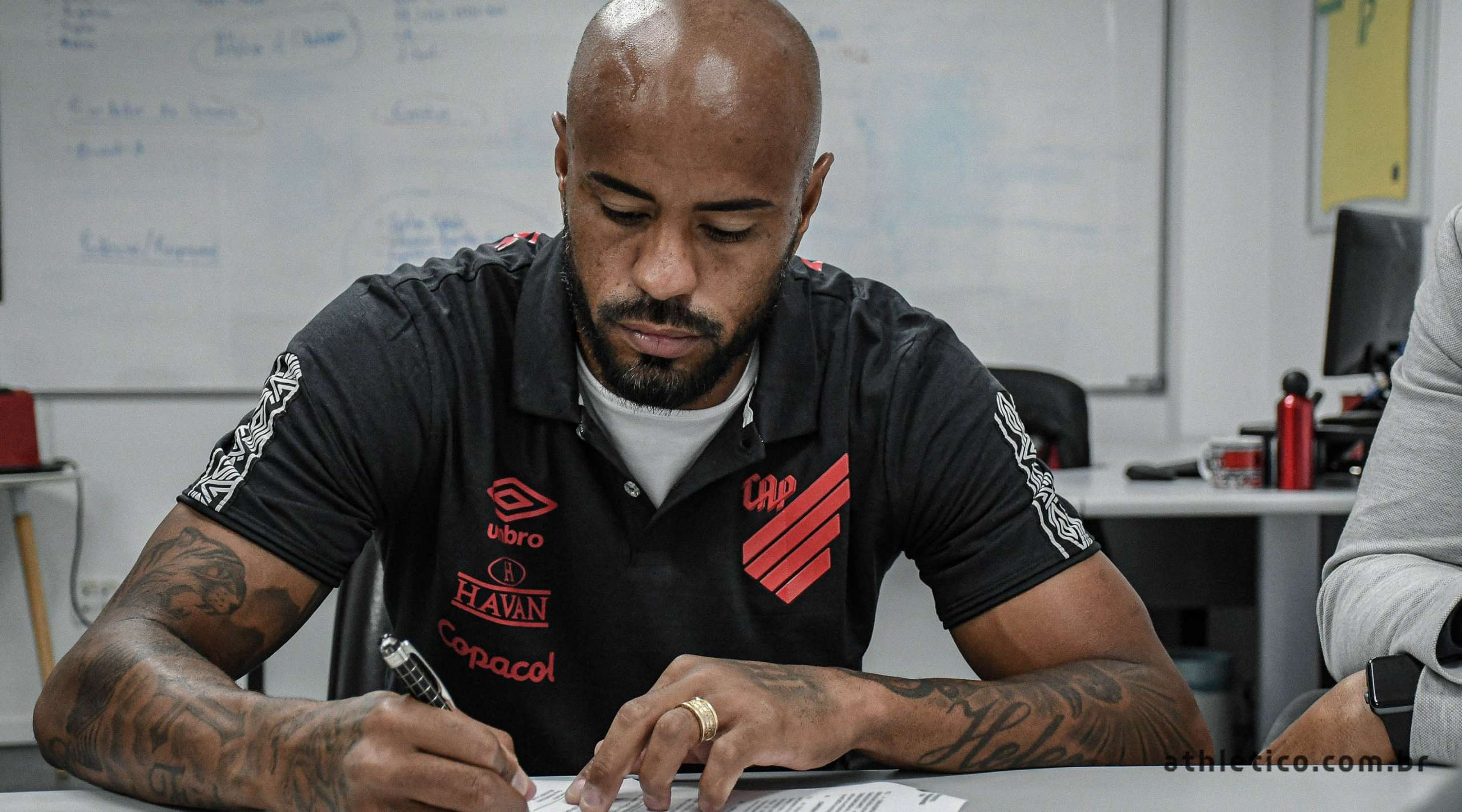 Athletico-PR anuncia renovação do contrato de Thiago Heleno até 2022
