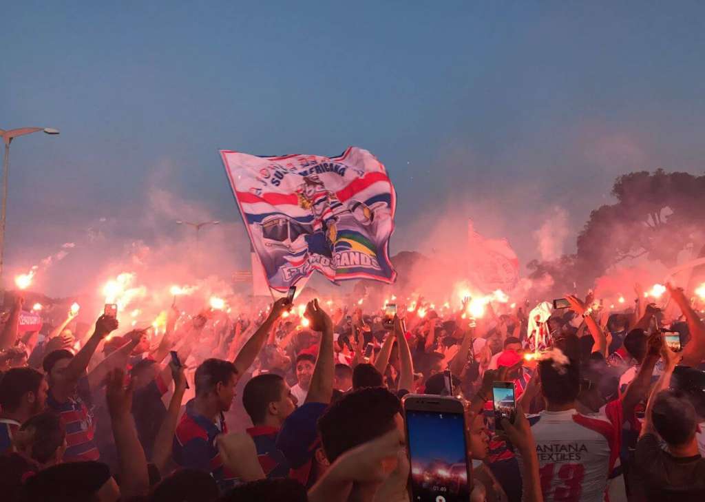 Torcida do Fortaleza fez a festa no embarque da delegação