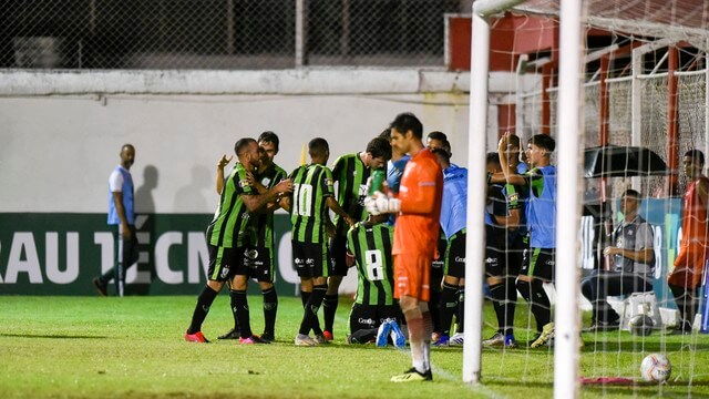 MINEIRO: América vence Villa Nova de virada e cola no líder Atlético