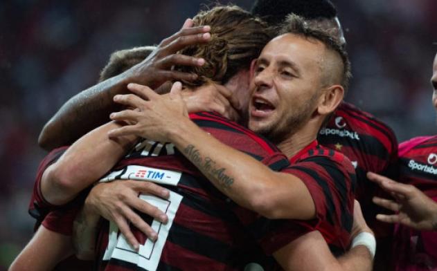 Filipe Luís é abraçado após seu 1.º gol pelo Flamengo