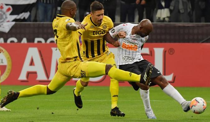 Corinthians teve jogador expulso e não conseguiu a classificação