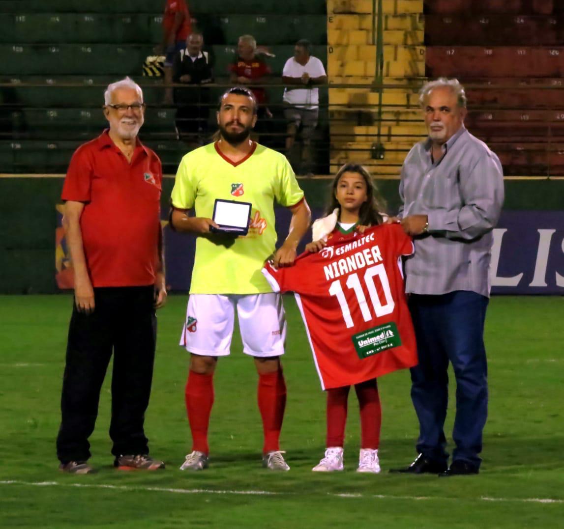 Paulista A3: Em goleada, Niander completa 110 jogos pelo Velo Clube e recebe homenagem