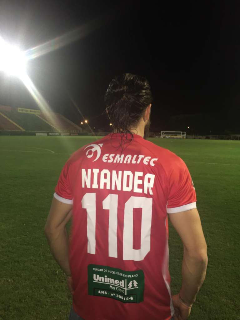 Niander foi homenageado com a camisa 110 do Velo Clube