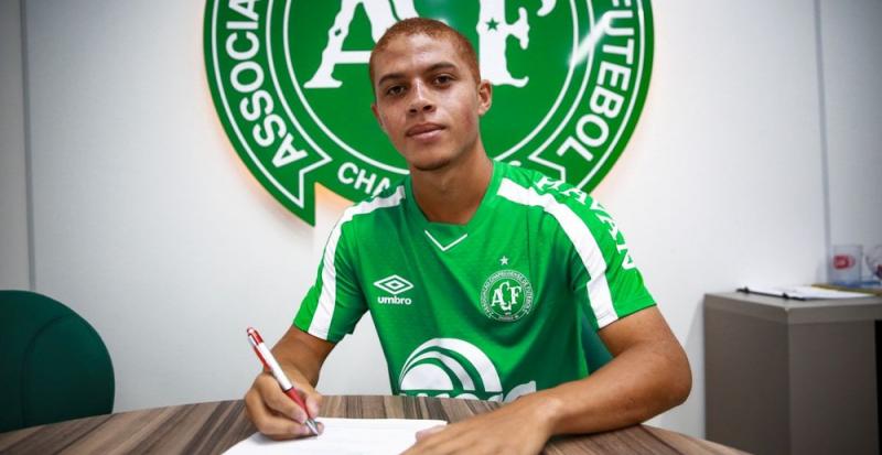 Catarinense: Chapecoense renova contrato com destaque da Copinha