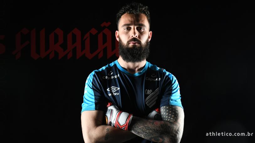 Athletico-PR anuncia a contratação de goleiro que estava na Itália