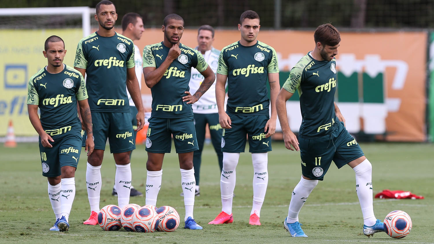 Chegada de Viña faz Diogo Barbosa virar a terceira opção na lateral do Palmeiras