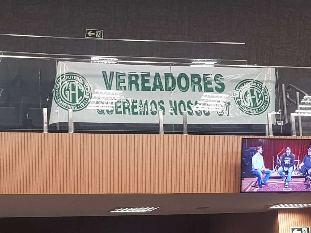 Com a faixa de 'Queremos nosso CT', torcedores do Guarani protestaram 
