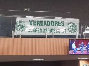Treinador do Guarani recebe homenagens em meio à faixa de protesto na Câmara de Campinas