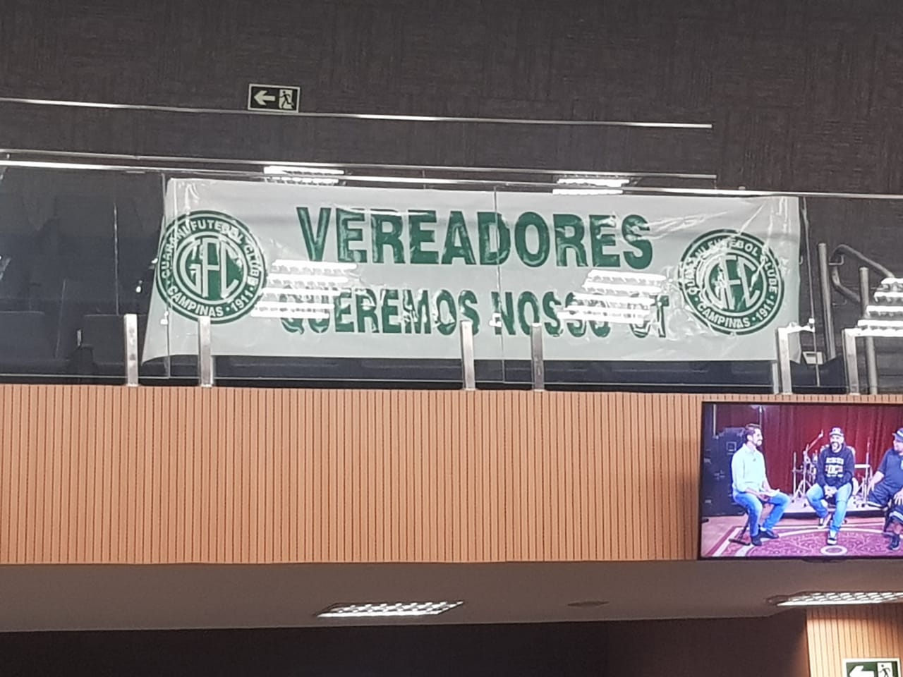 Treinador do Guarani recebe homenagens em meio à faixa de protesto na Câmara de Campinas