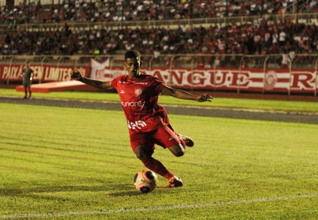  John Egito está na briga pela titularidade (Foto: Bruno Freitas/Noroeste)