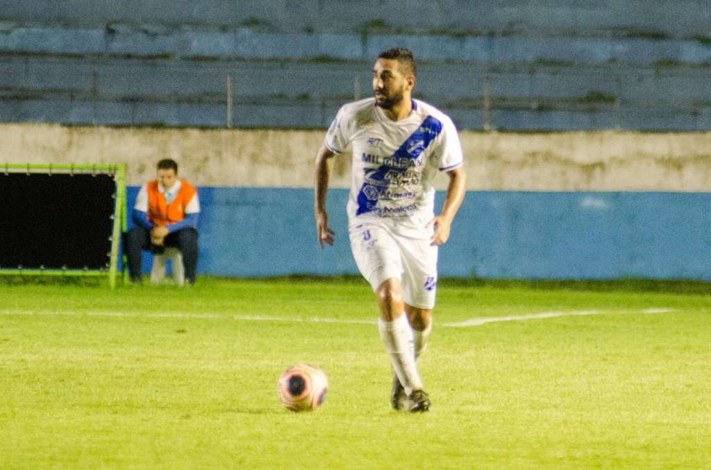 O volante Boquita cumpre suspensão pela expulsão (Foto: Bruno Castilho/EC Taubaté)