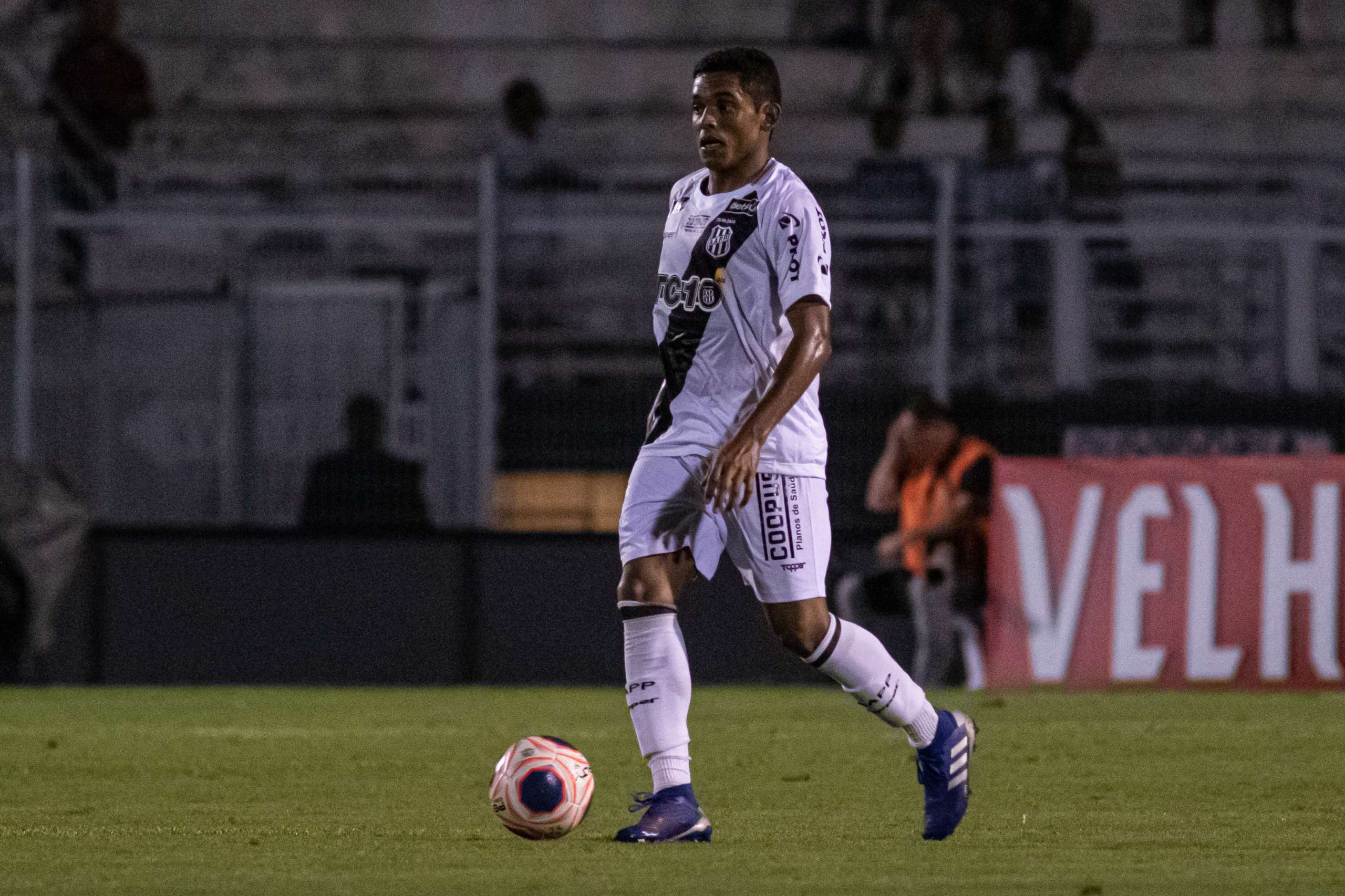 Volante da Ponte Preta comemora vitória no Sul e mira sequência positiva no Paulistão