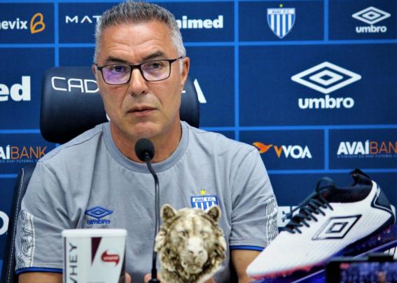 Técnico português é demitido pelo Avaí após eliminação na Copa do Brasil