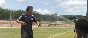 Irritado com arbitragem, Elano arranca jogadores das entrevistas pós-jogo