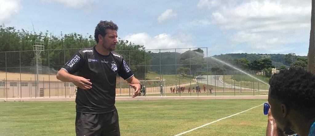 Irritado com arbitragem, Elano arranca jogadores das entrevistas pós-jogo