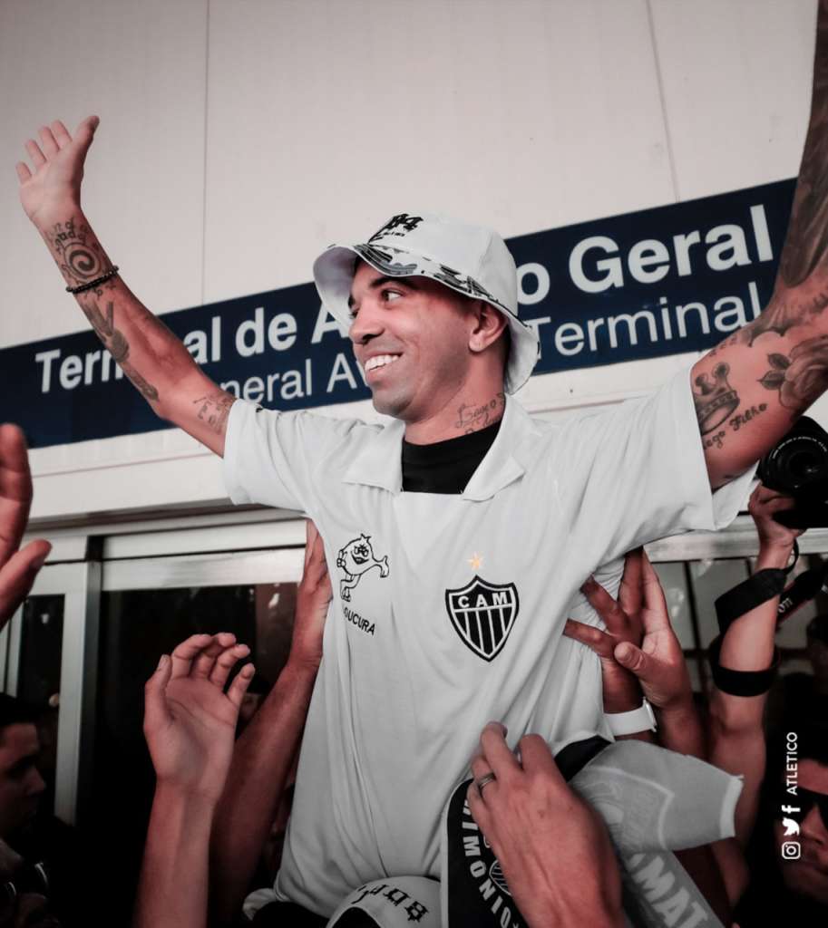 Diego Tardelli chega a BH e é recepcionado com festa pela torcida do Atlético-MG