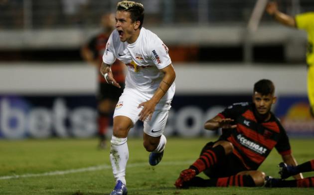 Artur ganhou dividida com zagueiro e fez o primeiro gol