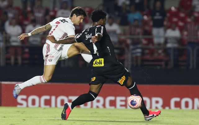 São Paulo e Corinthians perdem muitas chances e empatam sem gols no Morumbi