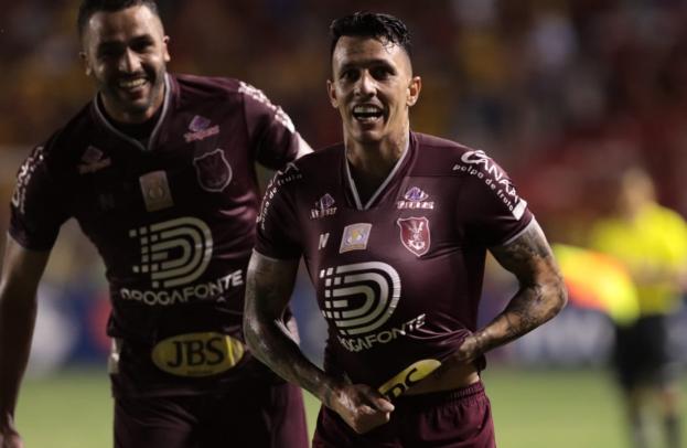 Aniversariante do dia, Jean Carlos marca golaço.Foto: Caio Falcão / ASCOM Náutico) - Caio Falcão / ASCOM Náutico