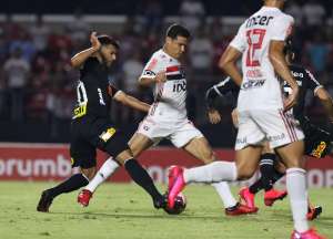 Diretoria do São Paulo se revolta com a arbitragem e é contida pela polícia