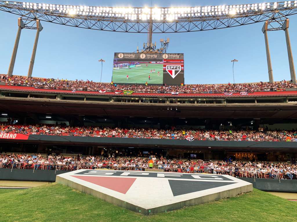 Clássico entre São Paulo e Corinthians é paralisado por gritos homofóbicos