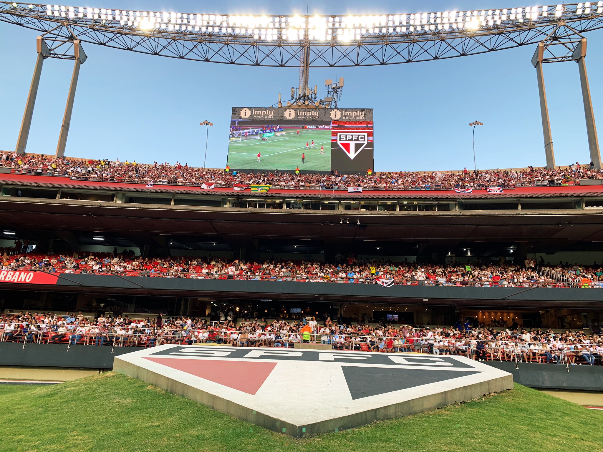 Clássico entre São Paulo e Corinthians é paralisado por gritos homofóbicos