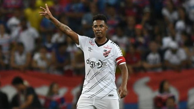 Volante lamenta erros do Athletico-PR e espera melhora no restante da temporada