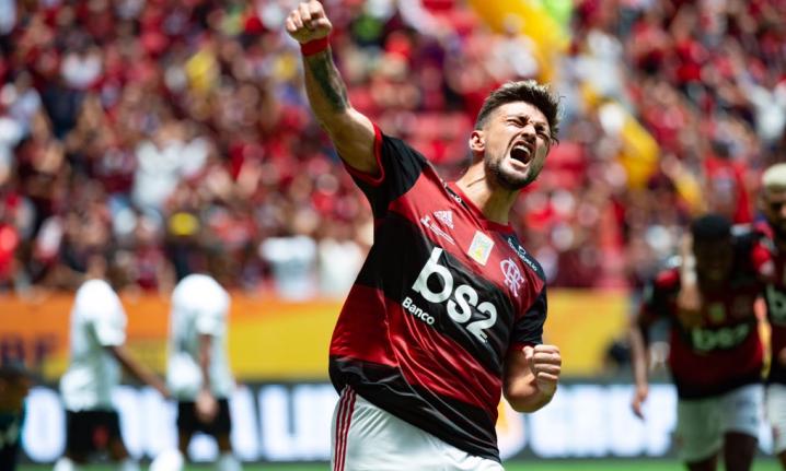 Arrascaeta marcou o terceiro gol no Mané Garrincha