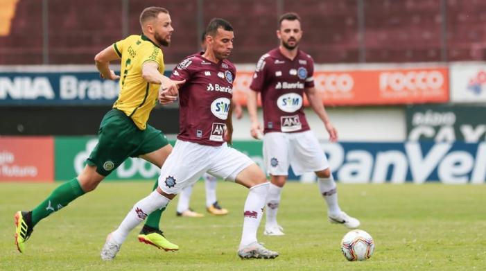 Caxias, grená, ganhou com gol no fim