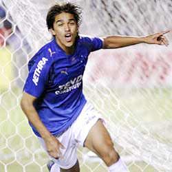 Para fugir do coronavirus, atacante faz ‘Contrato da China’ com Cruzeiro