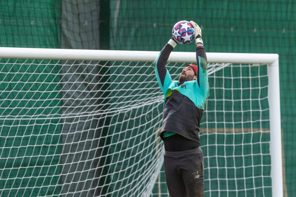 Alisson em treinamento para volta da Liga dos Campeões (Foto: Divulgação)