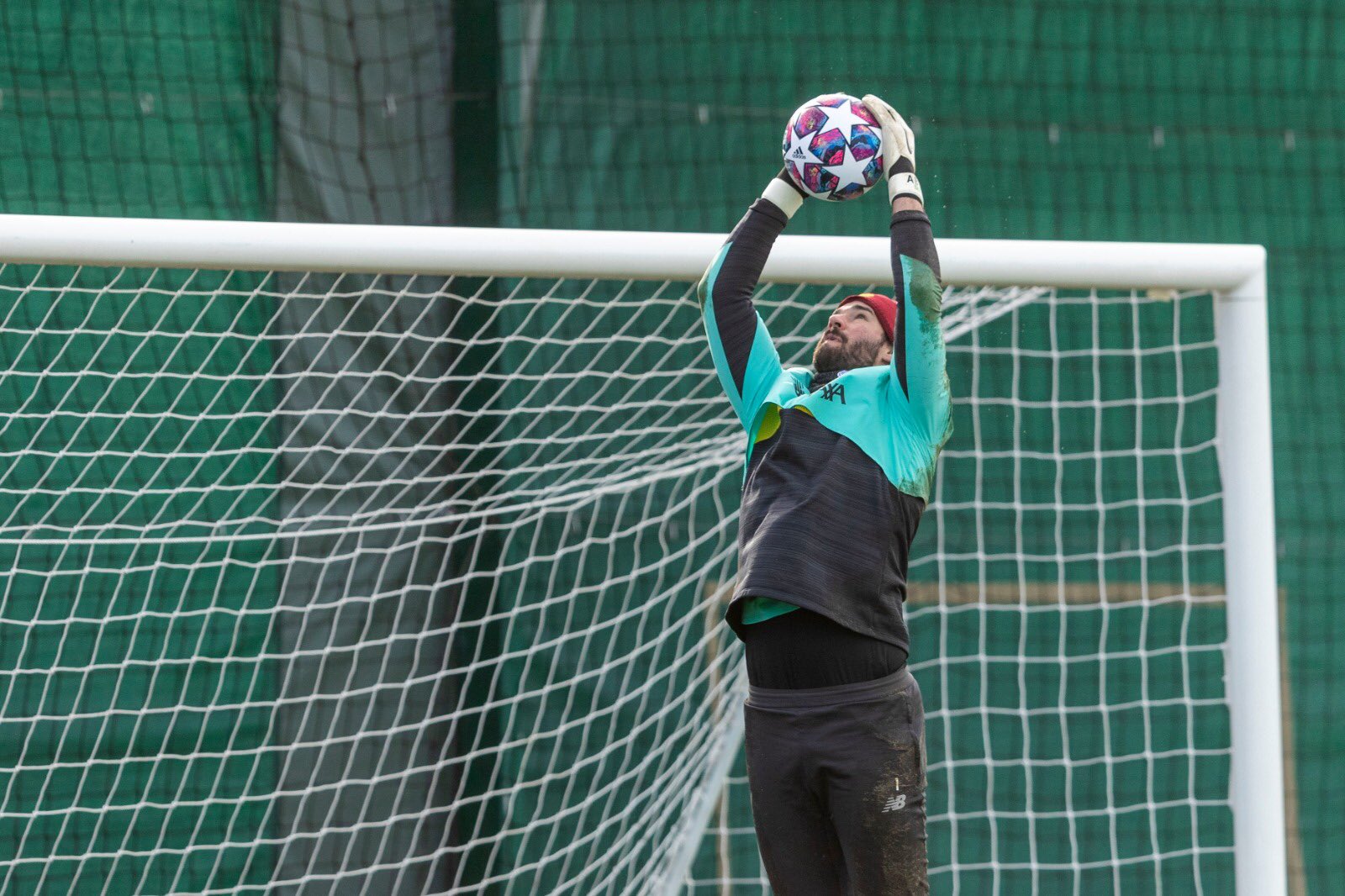 Alisson prevê problemas ao Liverpool em Madri: ‘Atlético é difícil de ser batido’