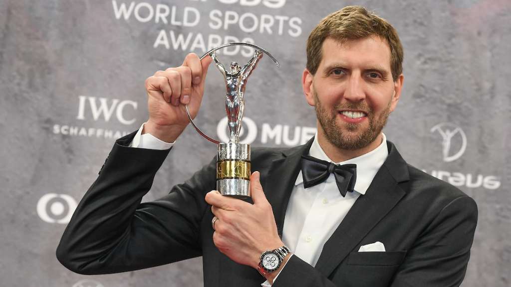Nowitzki celebra prêmio e lembra Kobe Bryant: 'Seu legado vai durar para sempre'