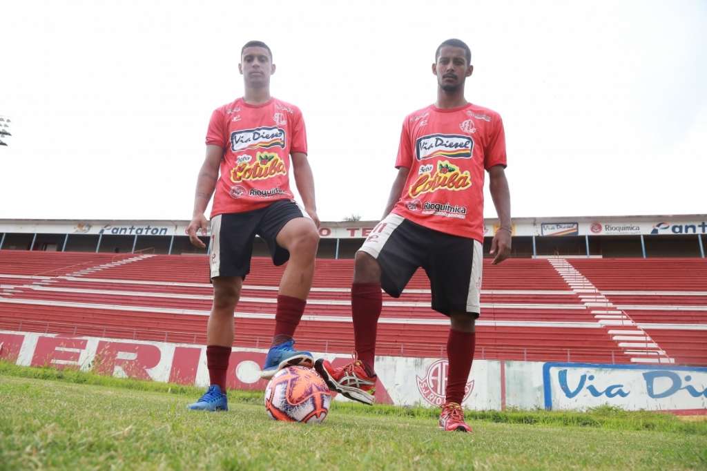 Kevin e Robert Berré são os novos reforços do América-SP (Foto: Johnny Torres)